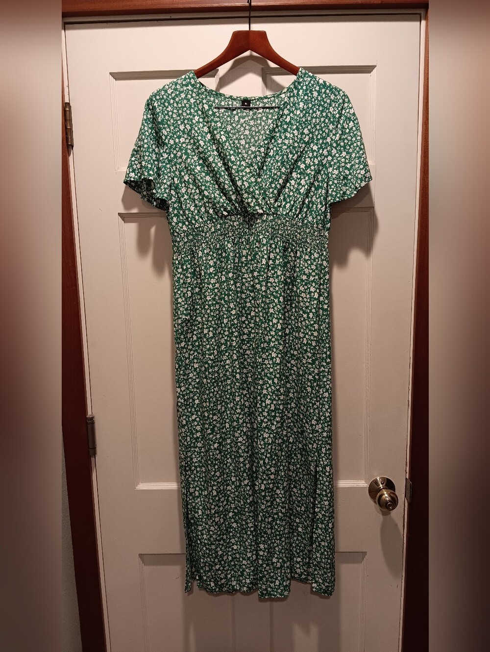 Women's Green Floral Maxi Dress - Short Sleeve V-Neck. Size XL.